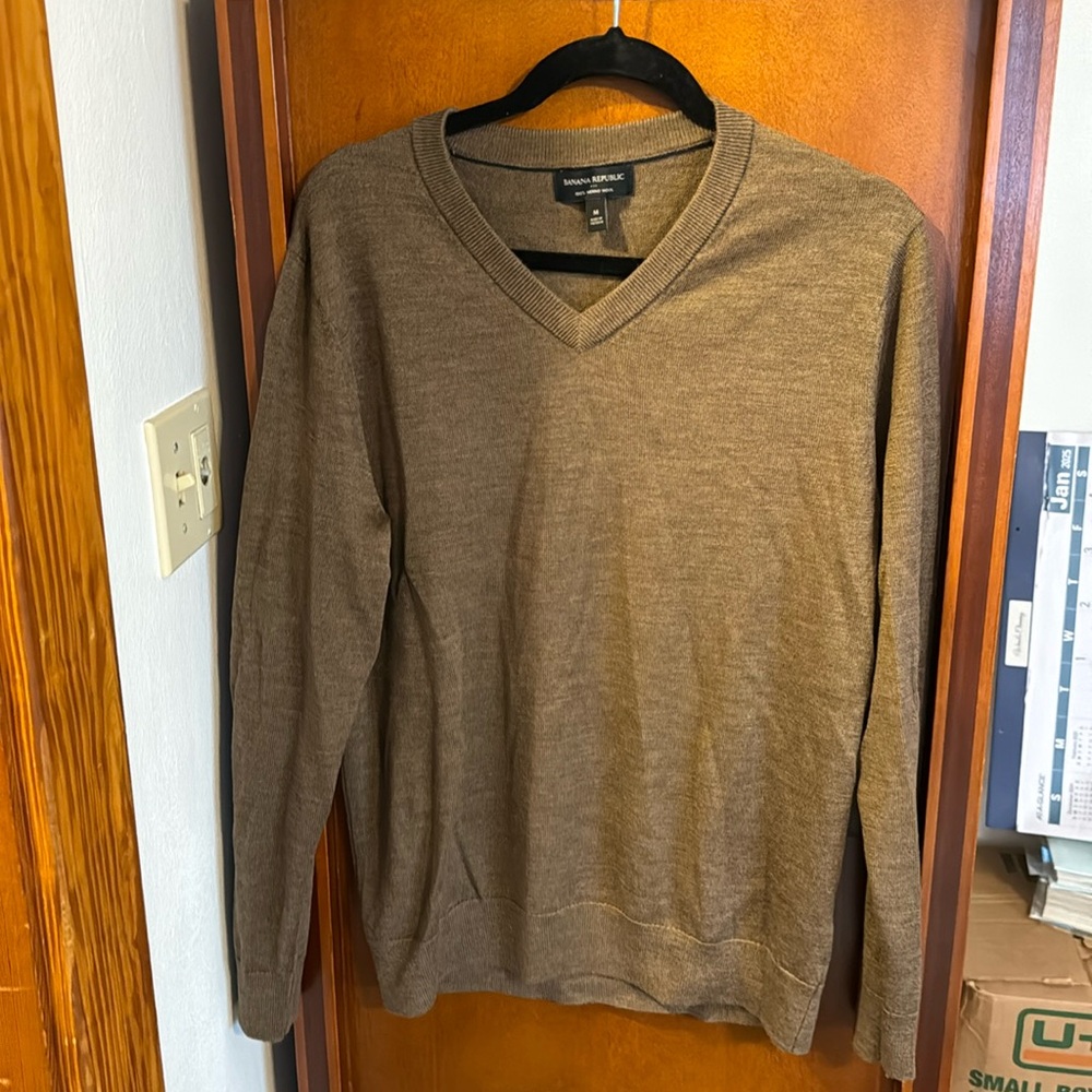 Medium brown sweater banana republic worn once no tears in good shape